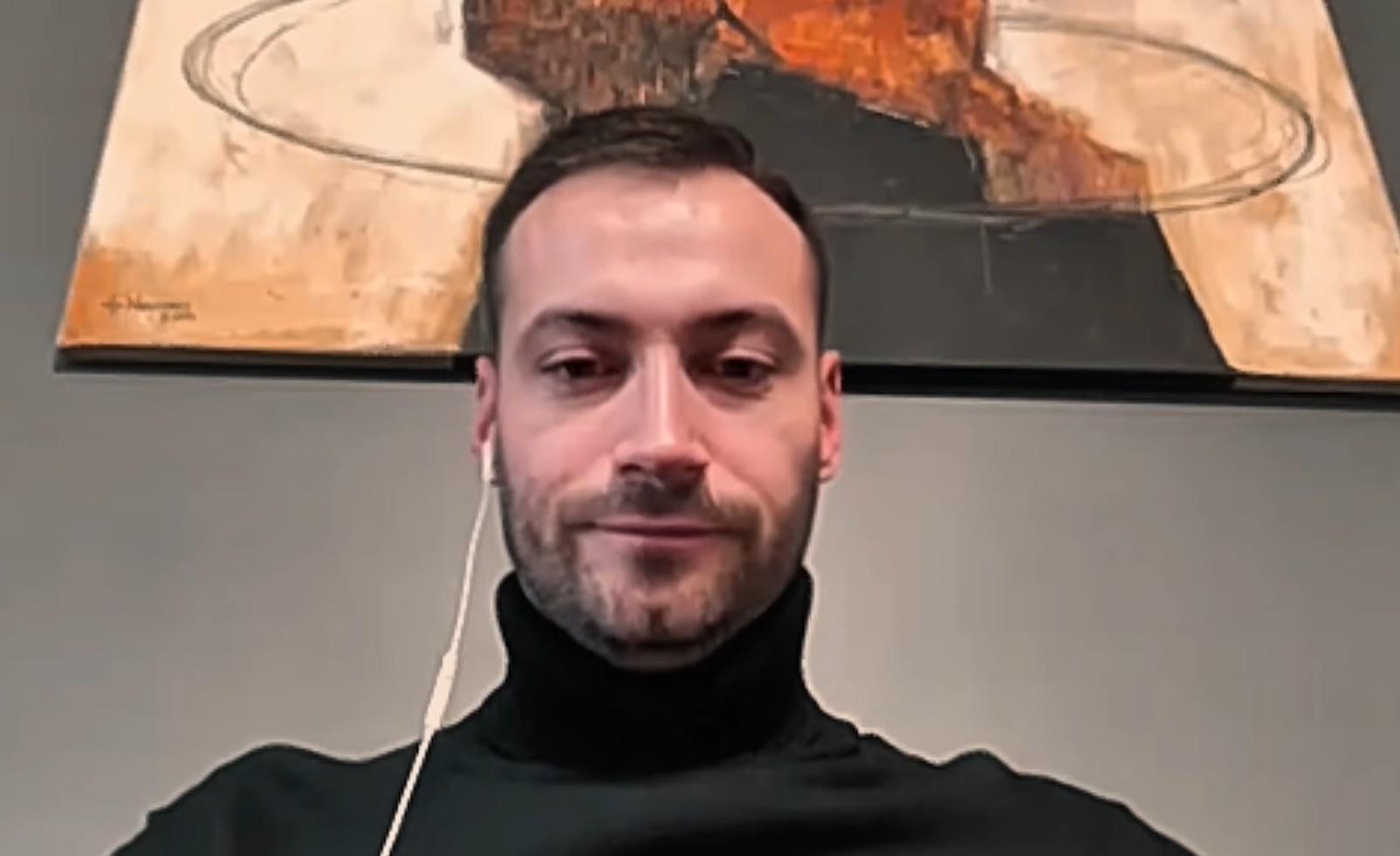 传记作者：莱万曾不满哈维的训练，他在波兰和拜仁都曾施压换帅