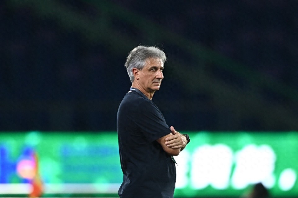 乔迪抵达玉溪!将执教云南玉昆,为接机球迷签名,1年后再战中超