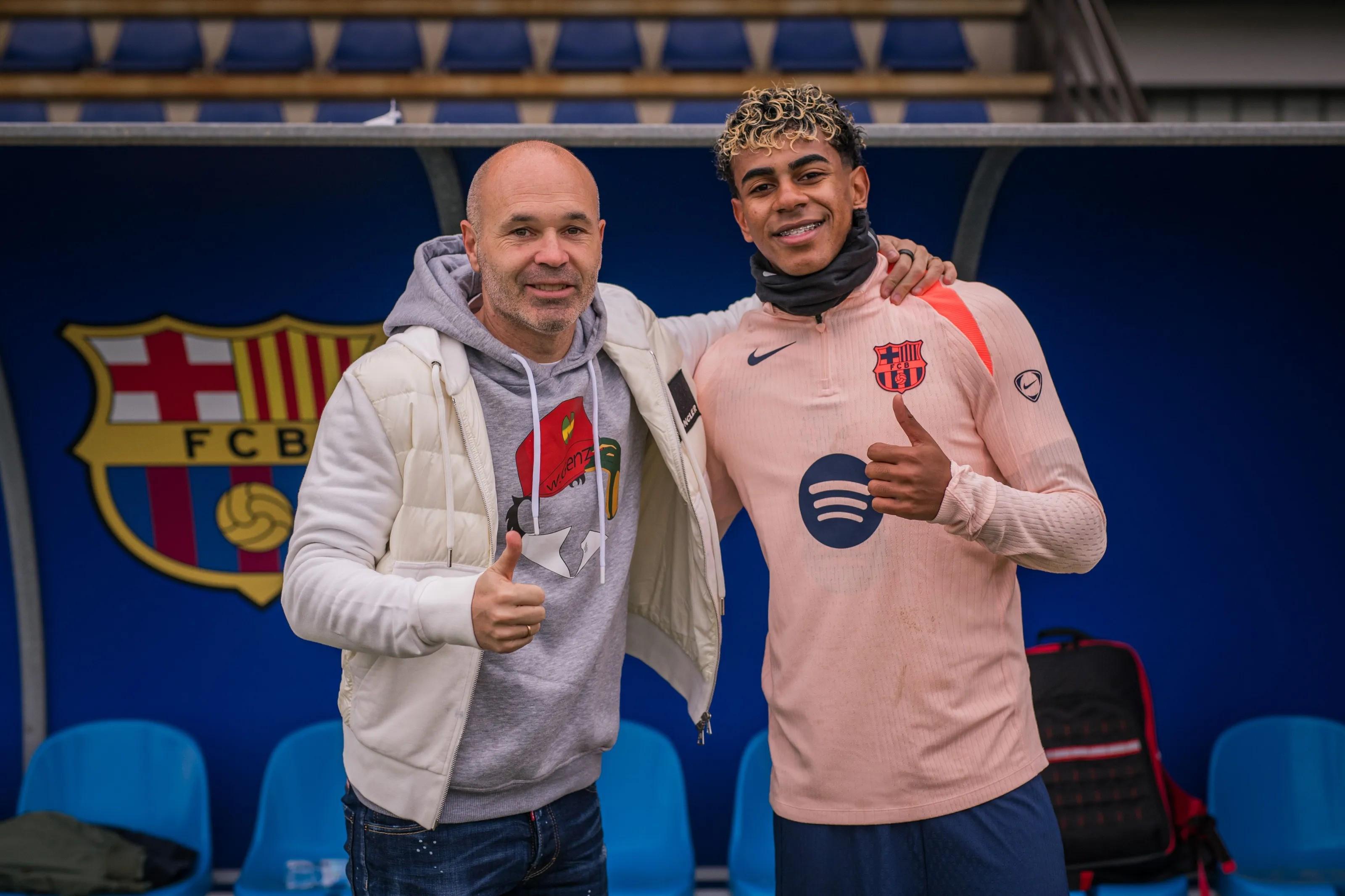 伊涅斯塔造访巴萨训练基地，与佩德里、亚马尔等人合影