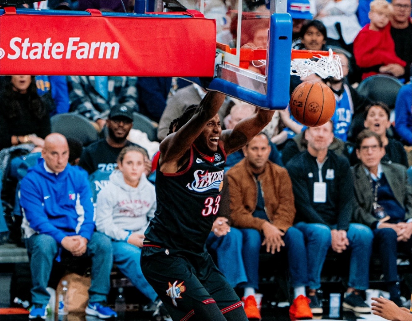 险完成22 分逆转!库里巴特勒缺阵神奇新秀准绝杀 勇士惜败 76 人