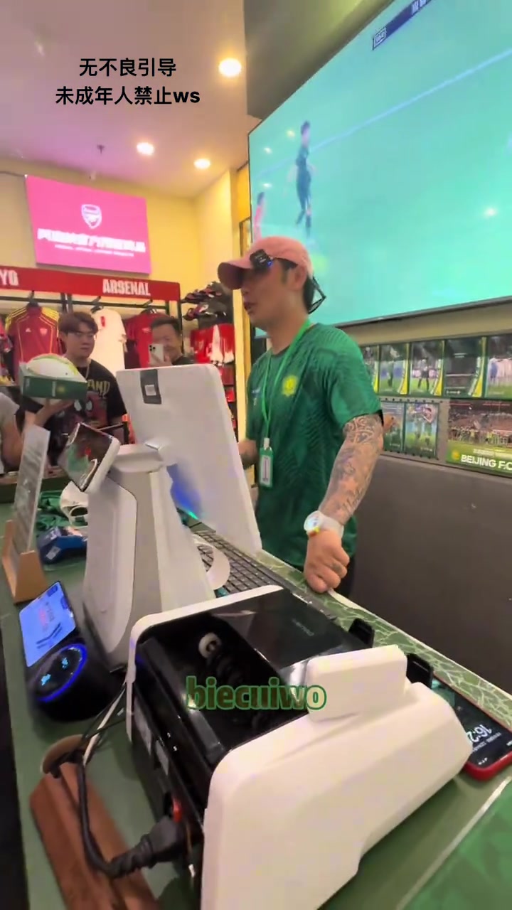 张稀哲转行当销售了收款签名拍照一条龙服务