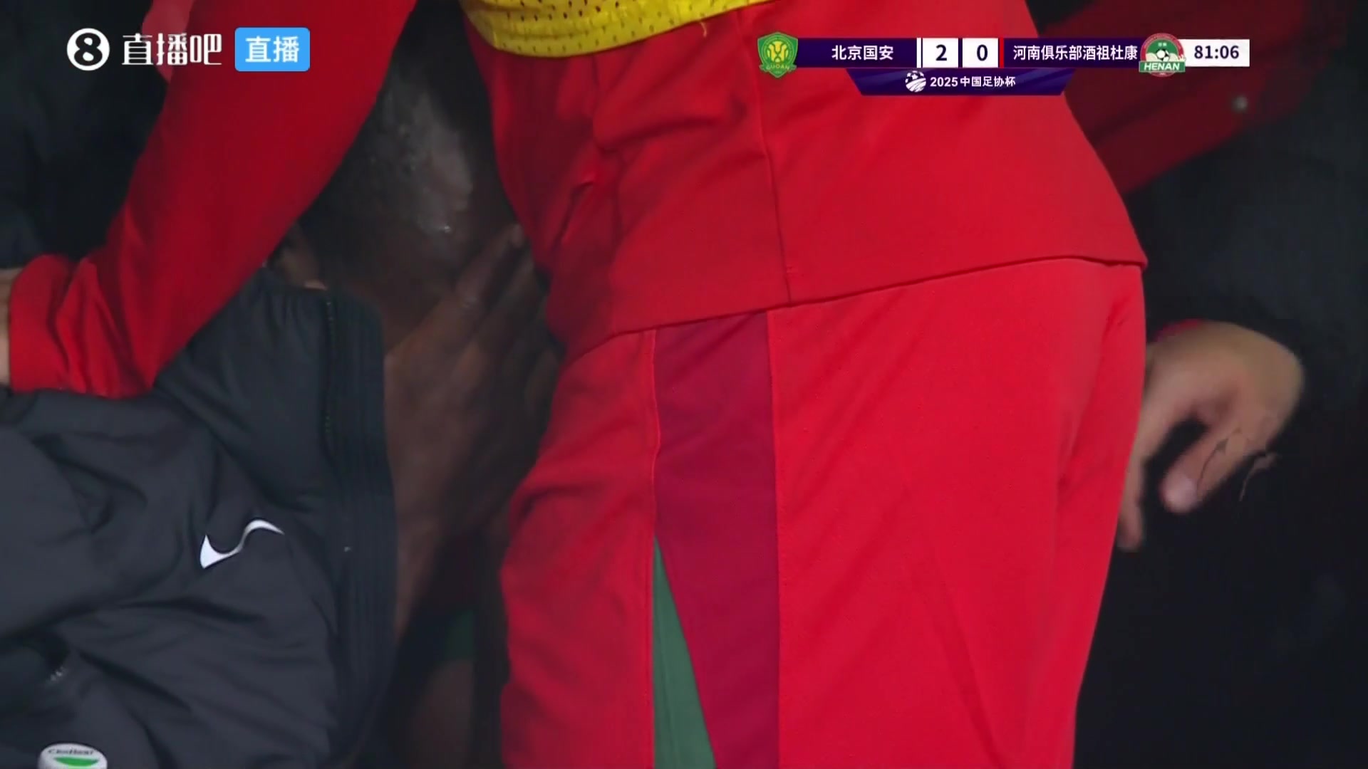 发生了什么阿奇姆彭被换下后掩面痛哭