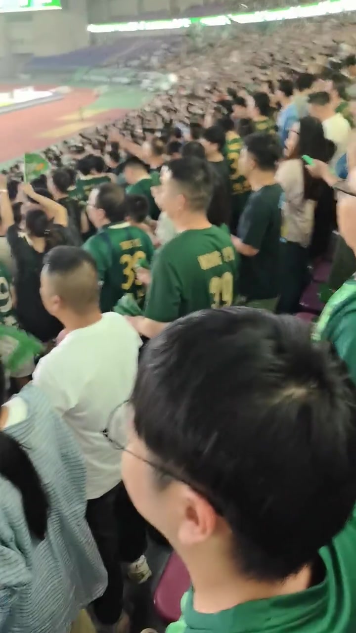浙江队球迷整齐划一高喊干死成都
