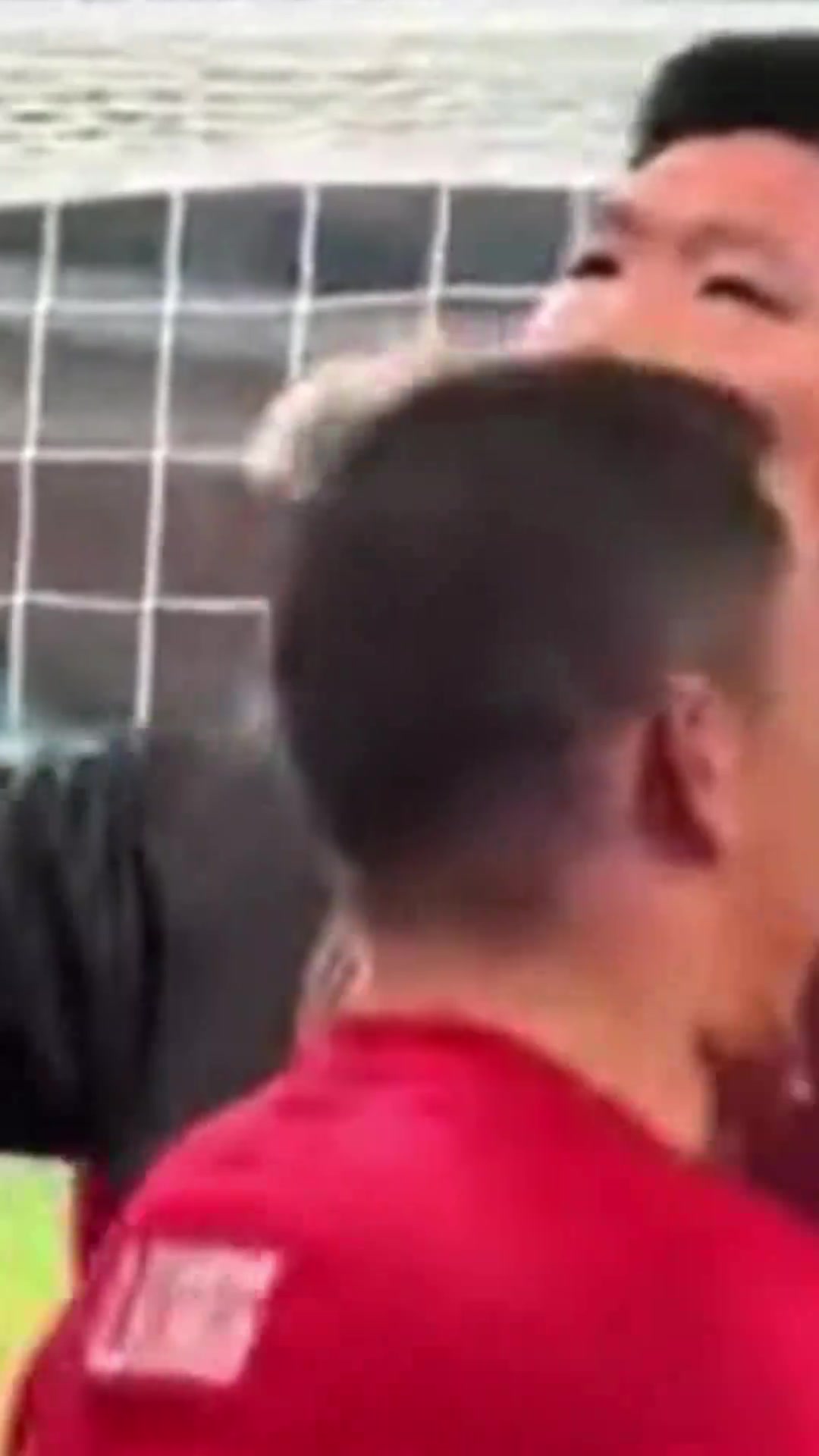 和球迷发生冲突成都蓉城球员硬刚球迷输球又怎么样啊