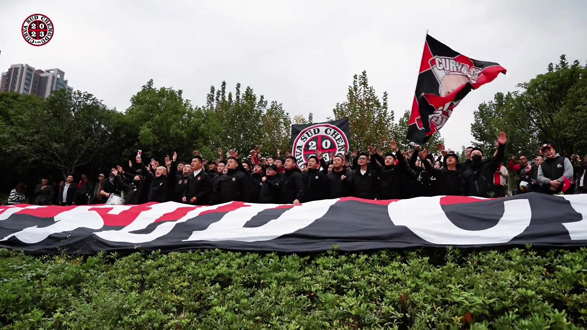 冠军之心 临战无退蓉城球迷在训练场外为球队助威呐喊