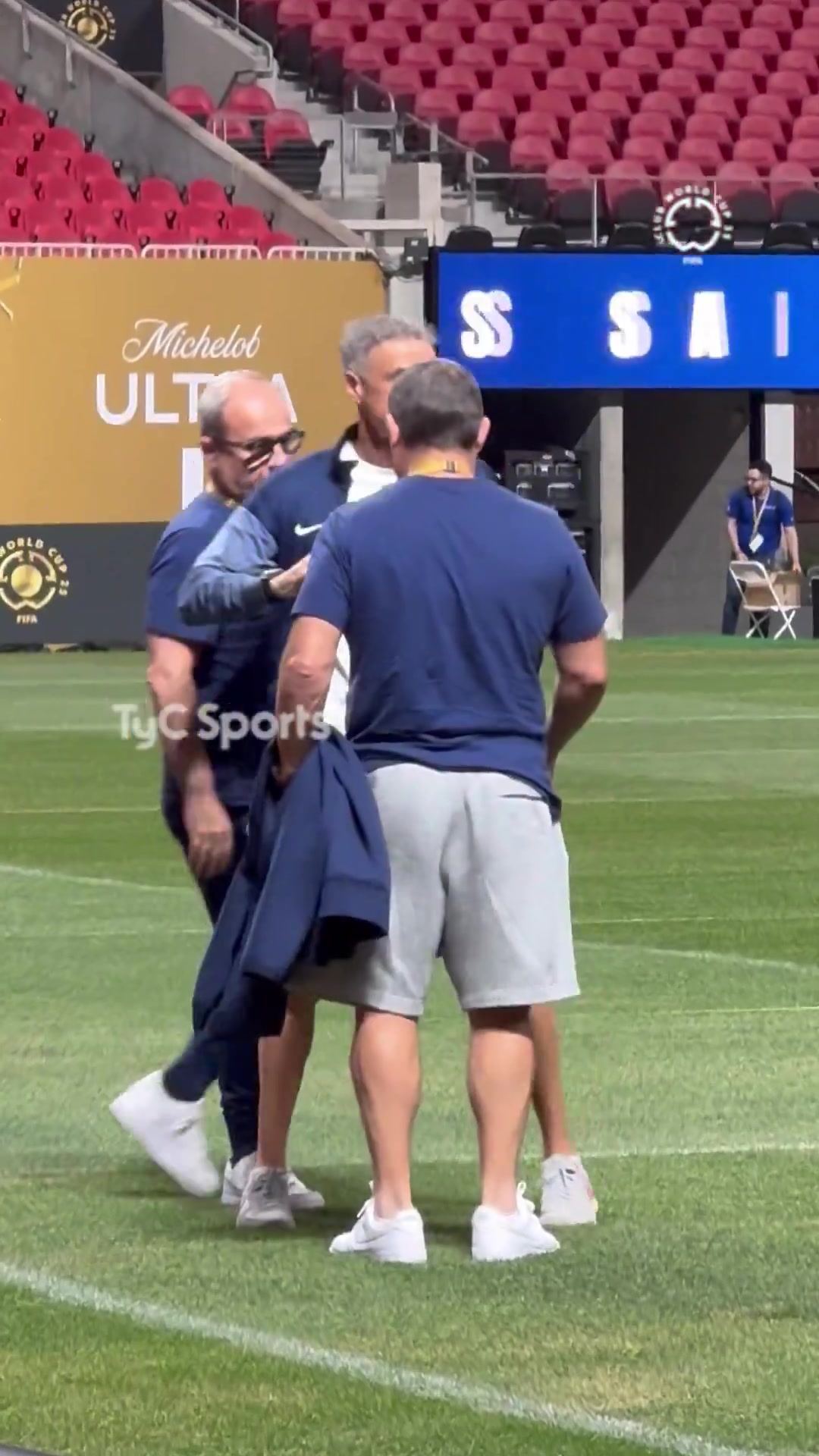 恩里克对梅赛德斯球场感到惊喜他亲自前往并参观了球场