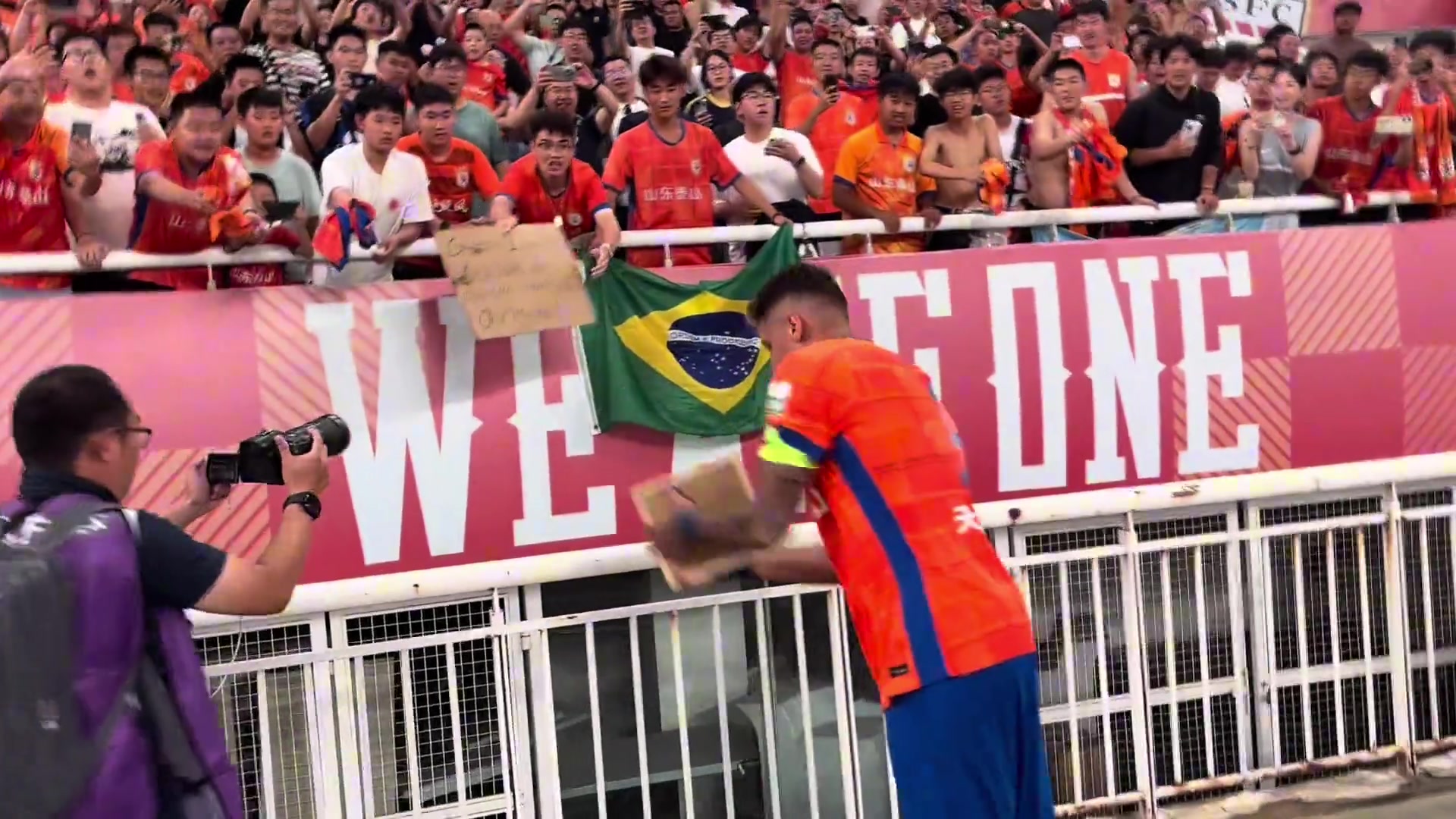 克雷桑的进球荒还在继续但球迷的礼物不断