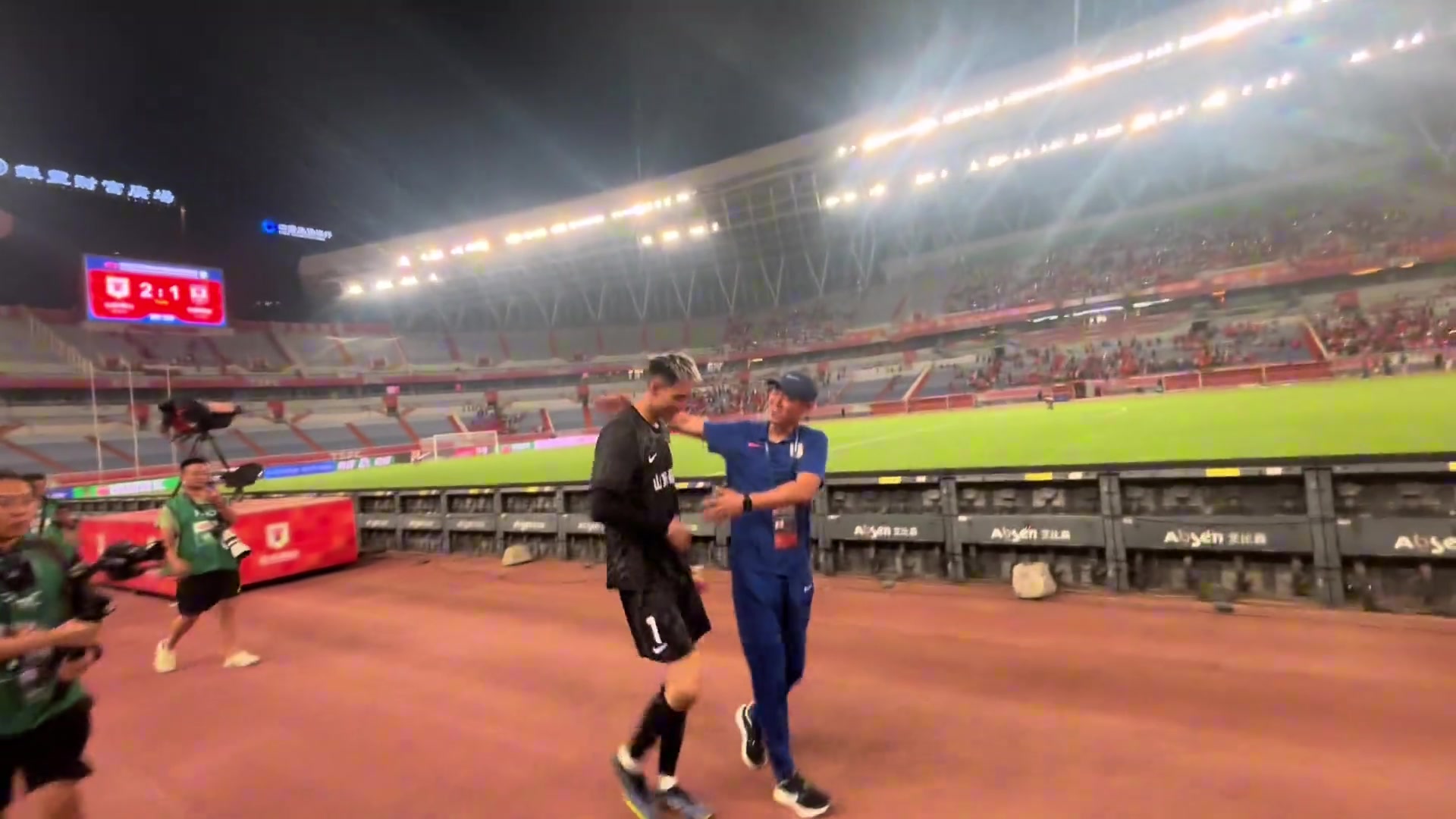 这身高差距有点大啊曾经的泰山队锋霸遇到如今的新生代门将