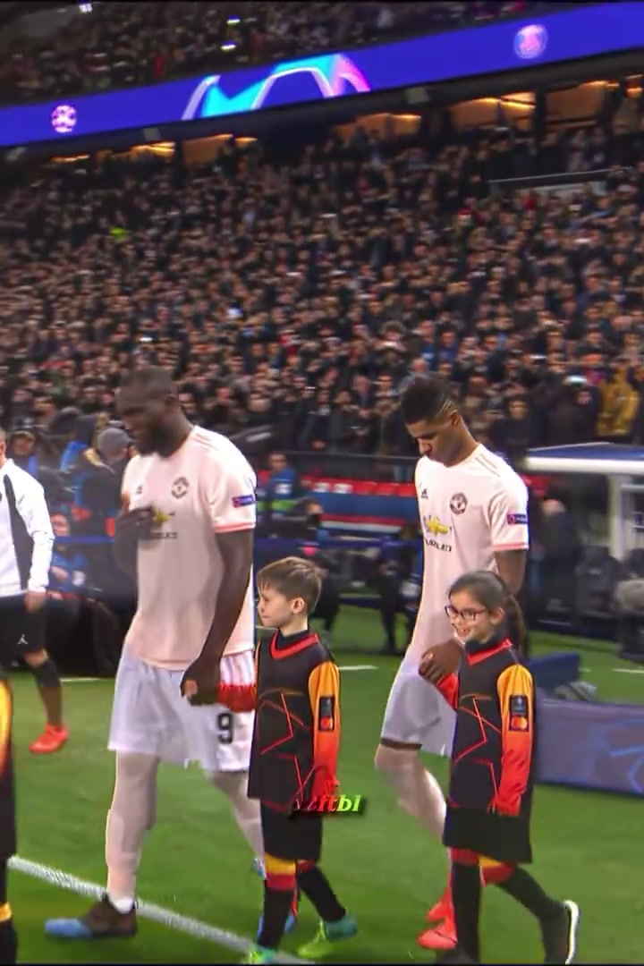 雨夜斩巴黎拉什福德当年欧冠对阵巴黎的巨星表现