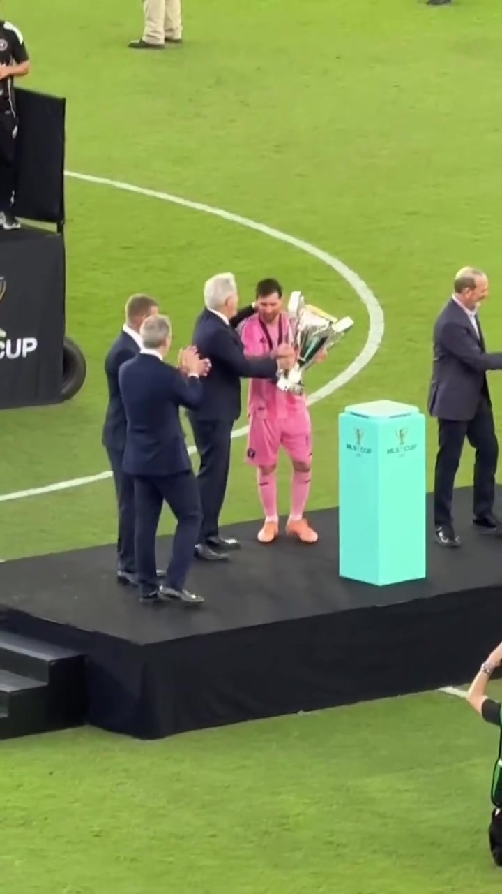 颁奖时刻梅西一甩头老贝来站我边上