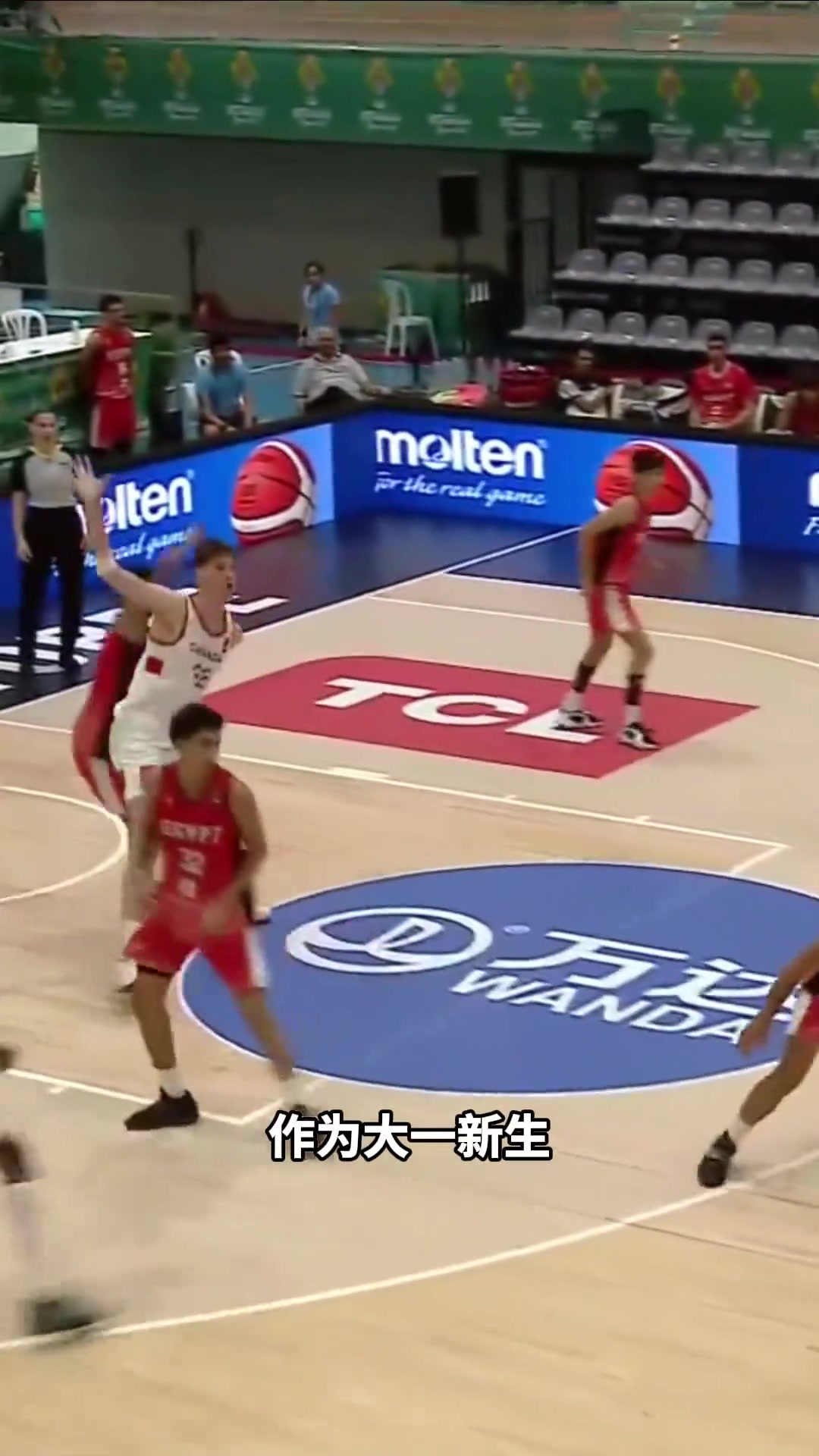 里乌来自加拿大 身高恐怖2米36目前在NCAA新科冠军佛大