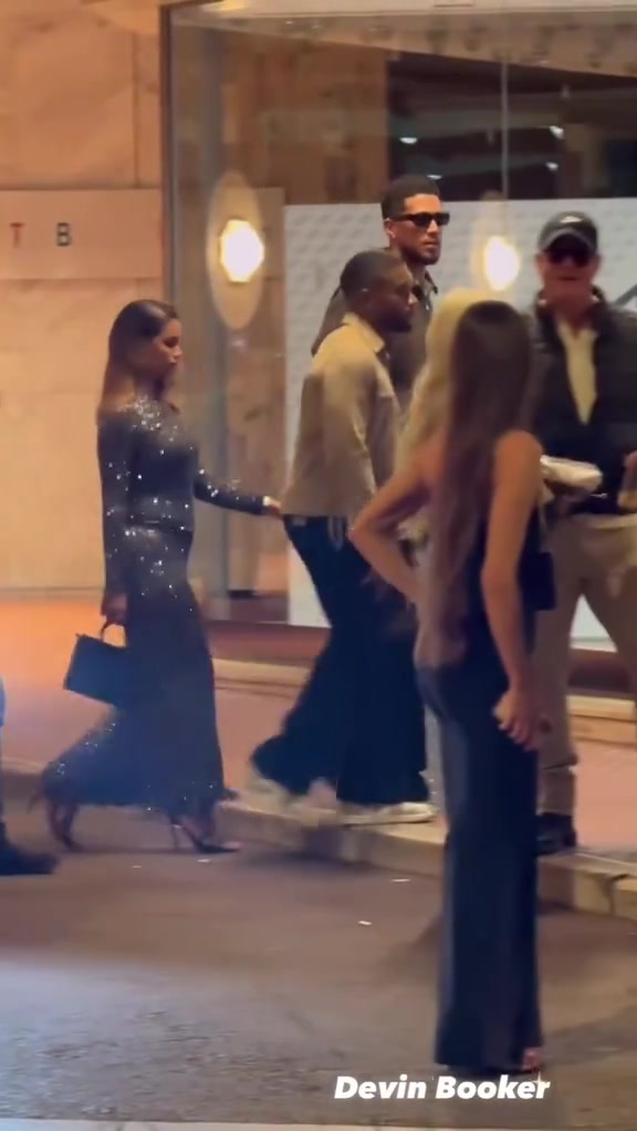 开始新恋情布克和女友牵手逛街 感觉和詹娜不是一个类型啊