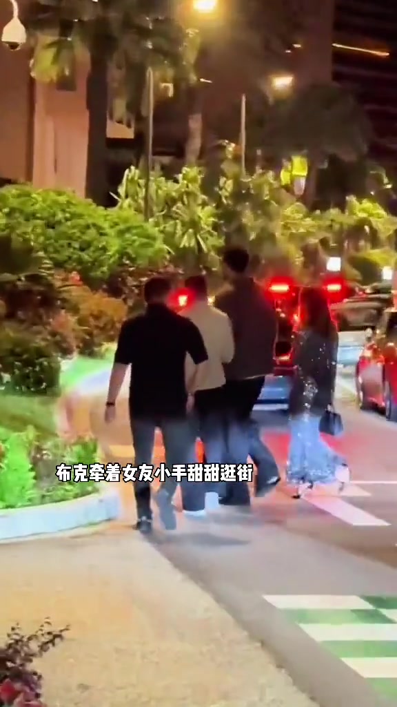 布克牵新女友小手甜蜜逛街这不比詹娜香吗