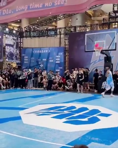 在美国传开了拉塞尔在中国被球迷单挑打爆