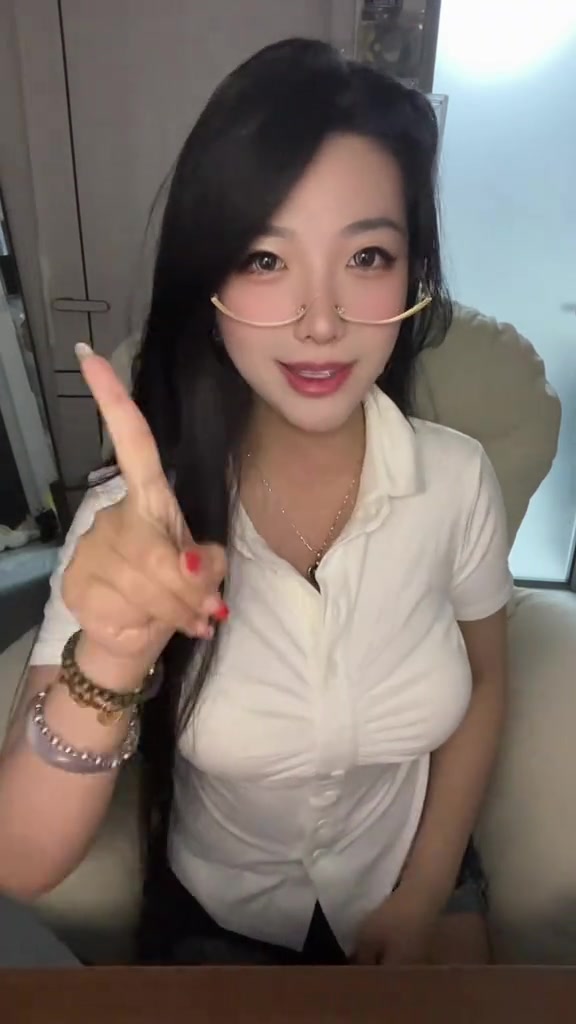 美女主播分析雷霆战胜森林狼原因可惜我压根记不住她说了啥