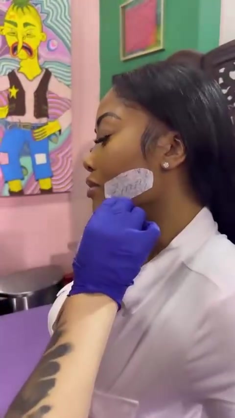 后悔了吗成人艳星当年在脸上纹了锡安名字这科技有点炸裂啊