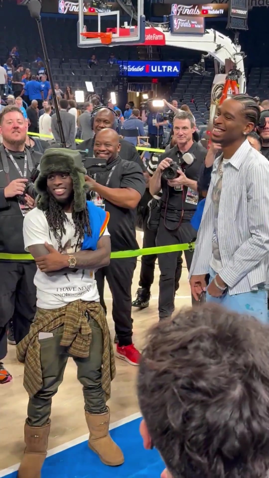 老队友亚历山大赛后和保罗场边热聊