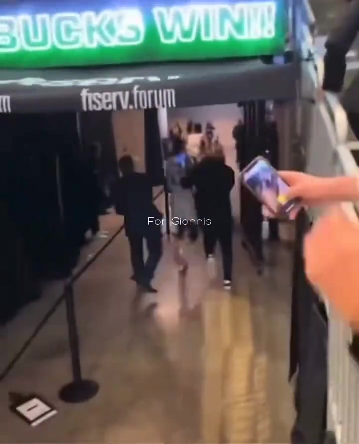 暴怒的字母哥谁能拦住生涯之夜球被对手拿走字母哥暴怒