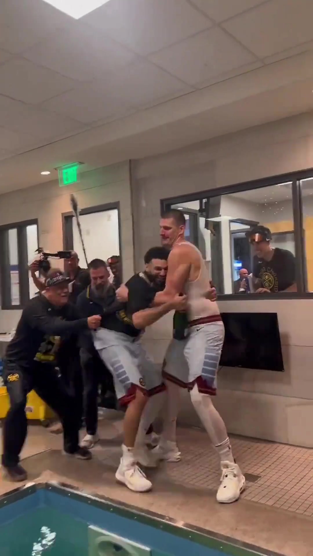 肉眼可见的开心两年前的今天约老师率队夺得总冠军