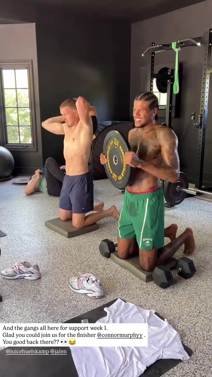 旁边是迪文岑佐杰伦-格林光膀子手拿杠铃板在健身房操练