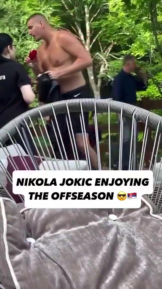 嚯肚子上这一大块五花肉约基奇休赛期放飞自我派对狂嗨