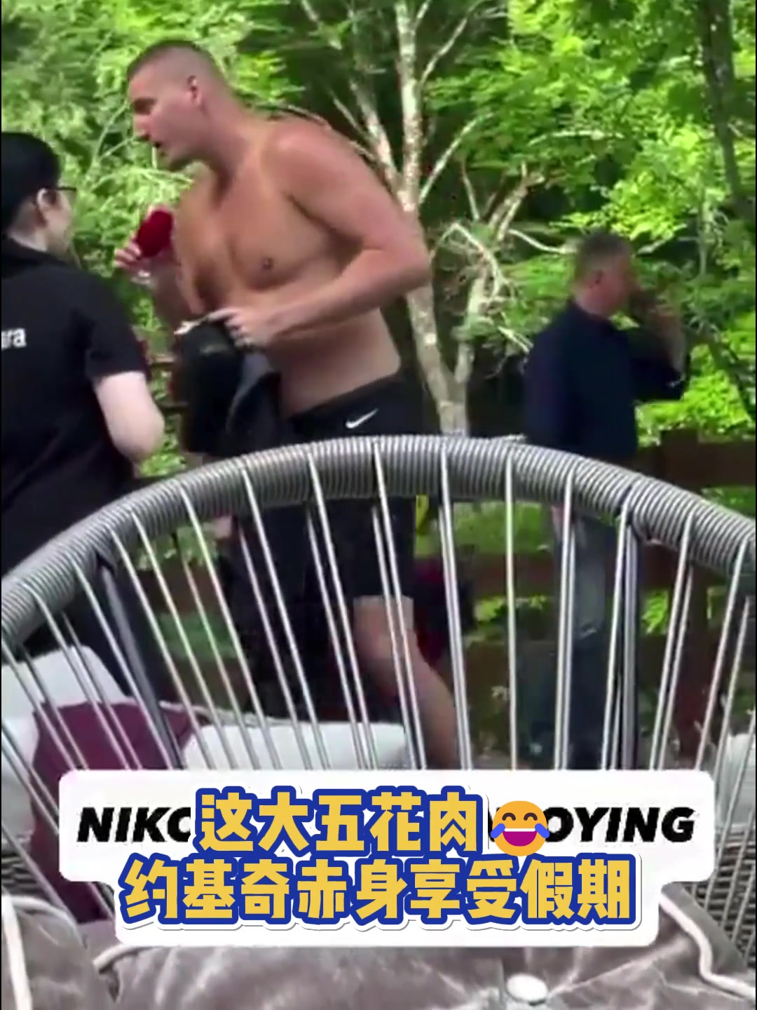 行走的五花肉这大五花肉旁边的朋友还捏了一把