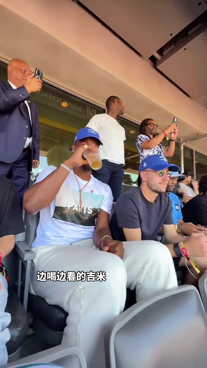 边喝边看的吉米巴特勒在场看着巴黎圣日耳曼的比赛