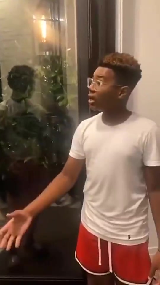 太炸裂了詹姆斯二儿子布莱斯20年模仿自己老爸太搞笑了