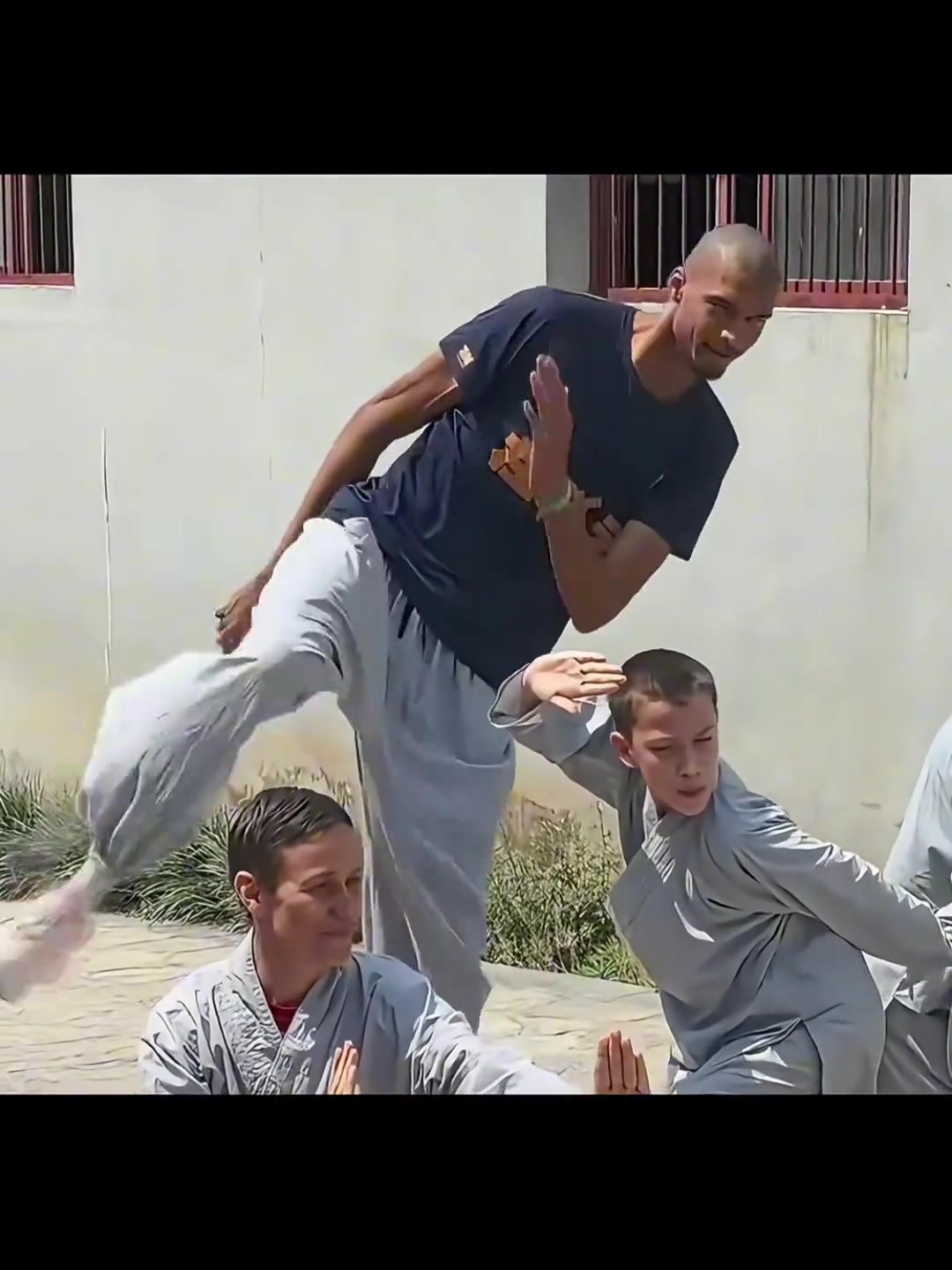 是真的在闭关修行啊文班苦练少林功夫第一高僧秀起了侧踢