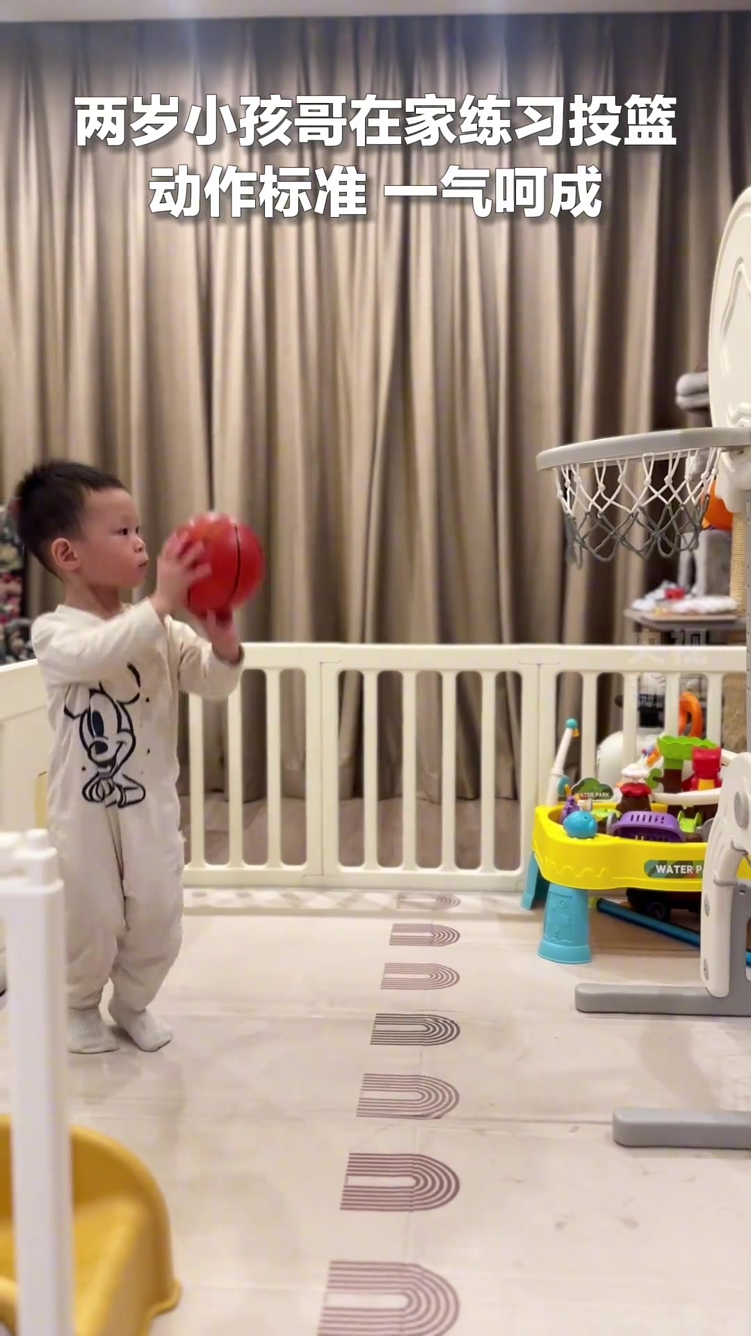 2岁小孩哥在家练习投篮 网友他甚至还会压腕