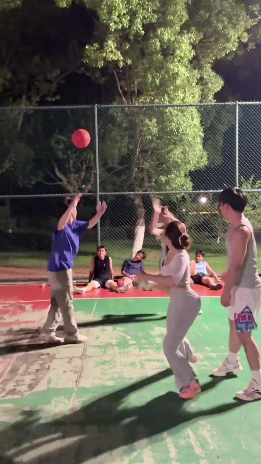 瑜伽裤打篮球小姐姐都分不清谁是对手谁是队友了