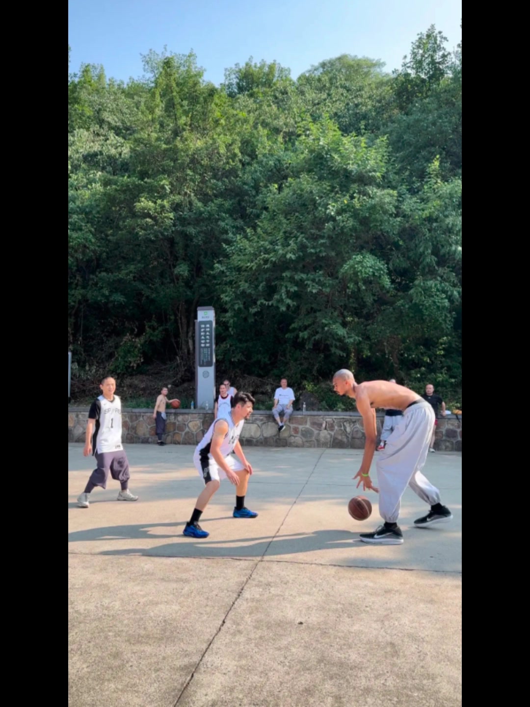 第一高僧欺负人文班在少林寺打球还用跳投出手点都比筐高了