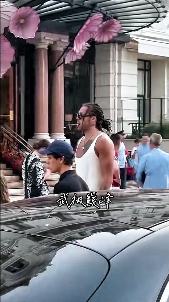 戈登叼着雪茄在摩纳哥街头闲逛