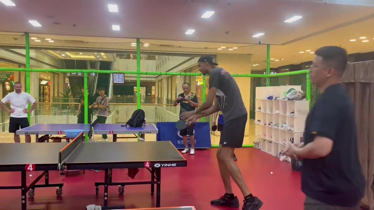 第一高僧打乒乓文班的膝盖和球桌一样高太离谱了