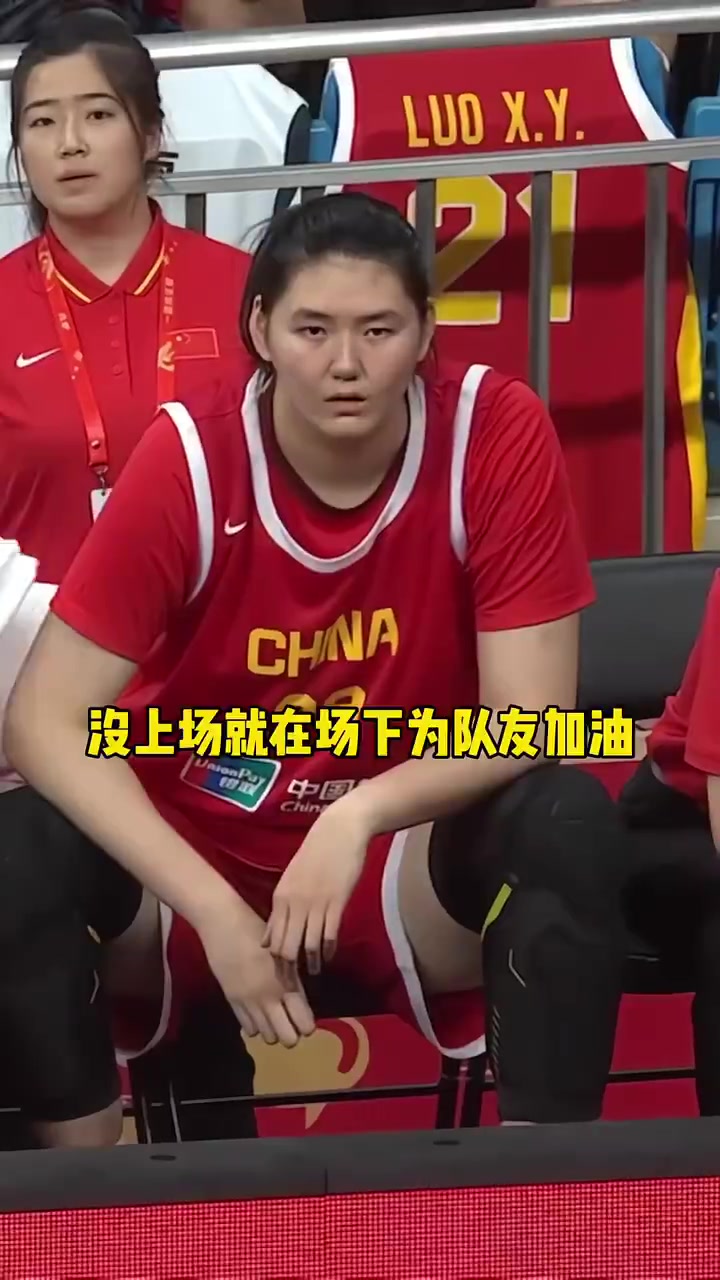 日本球员在防守中针对张子宇各种推搡张子宇直接把她撞倒