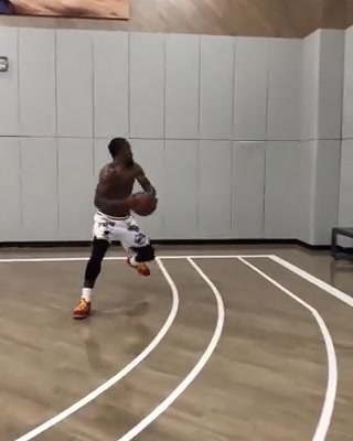 JR这一招真的是百看不厌最帅的转身后仰跳投之一