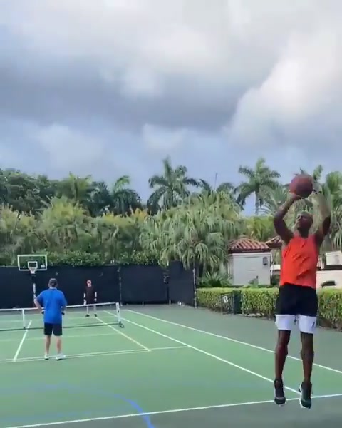 雷阿伦教自己的孩子投篮这种姿势和稳定性历史上难有