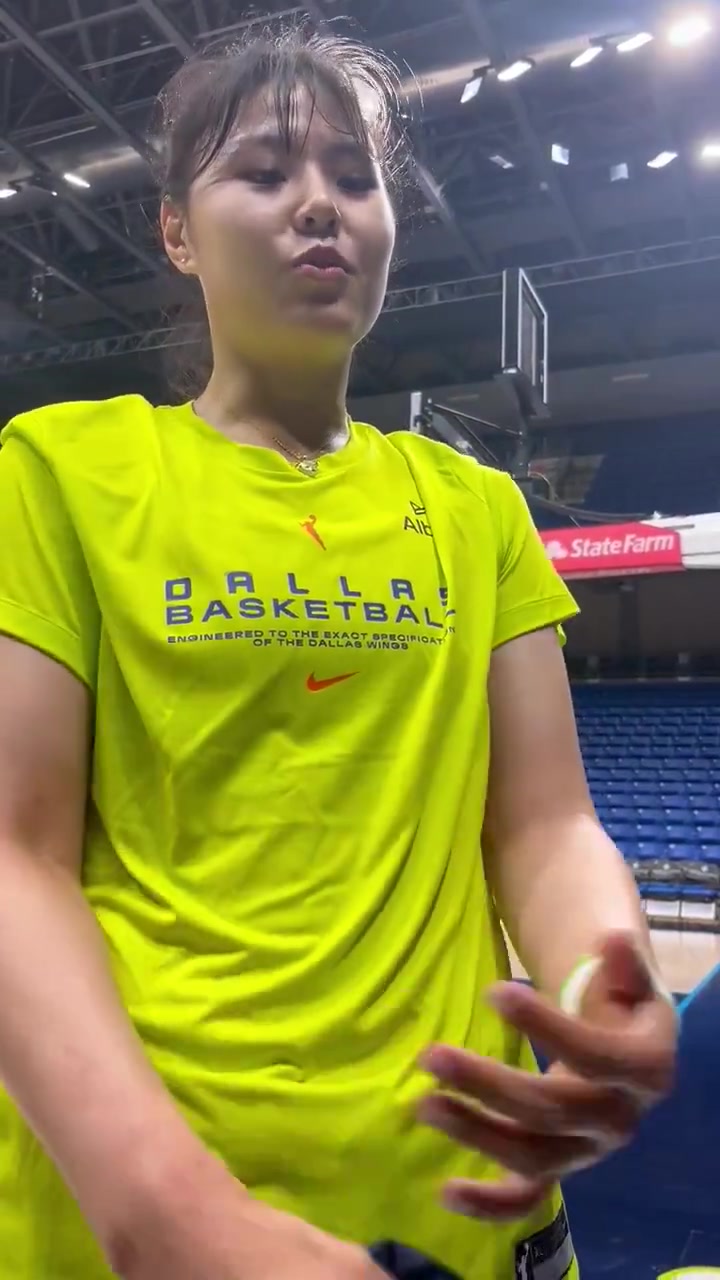 李月汝也太可爱了在接受采访时声色并茂摇头卖萌