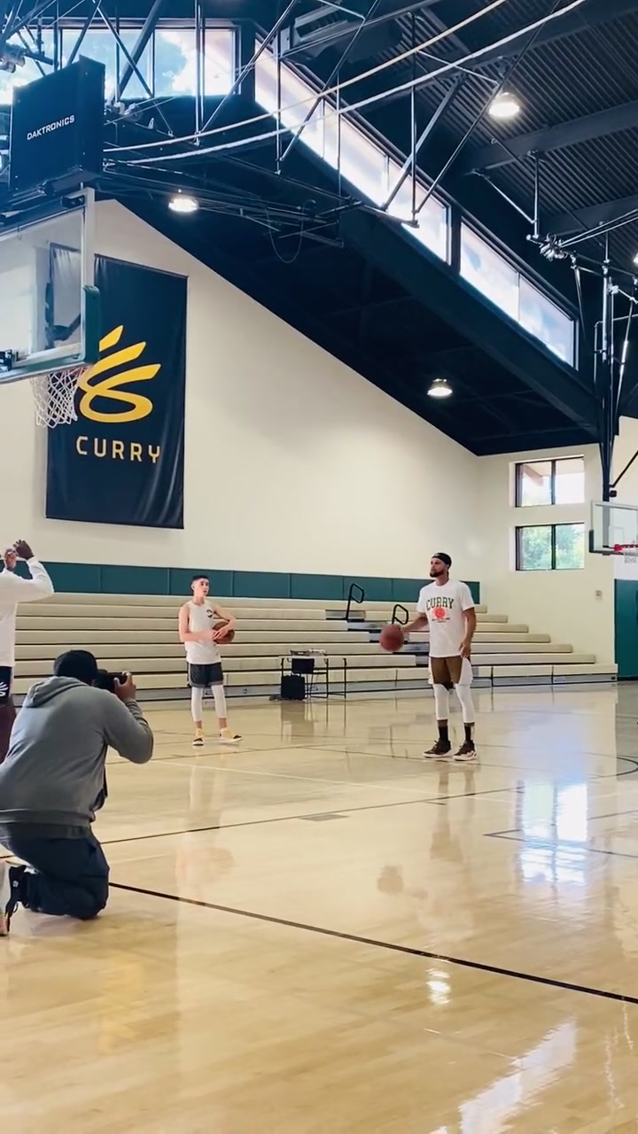 这逆天的手感库里左右手投篮通吃啊