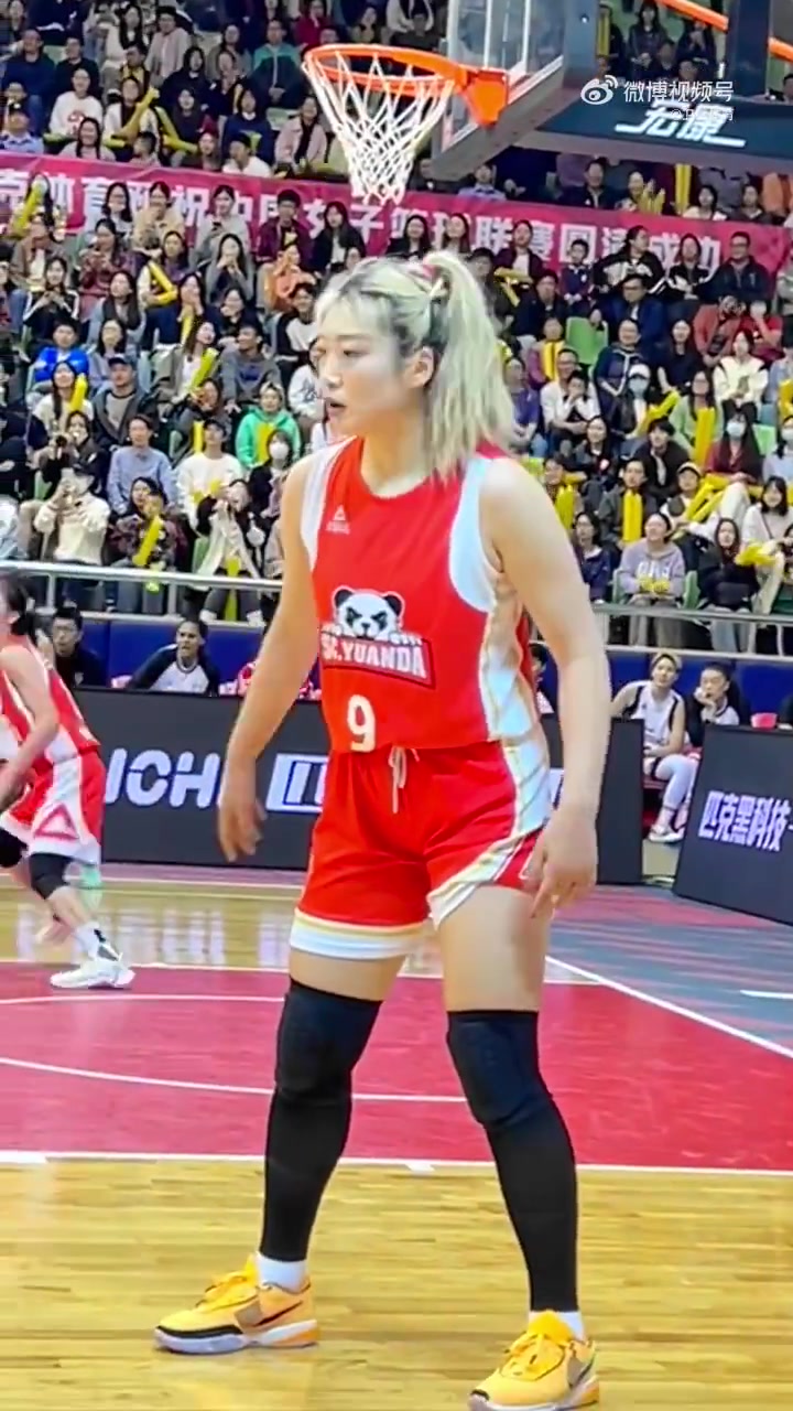 真的强壮李梦这大块头在女篮球员里就是勒布朗