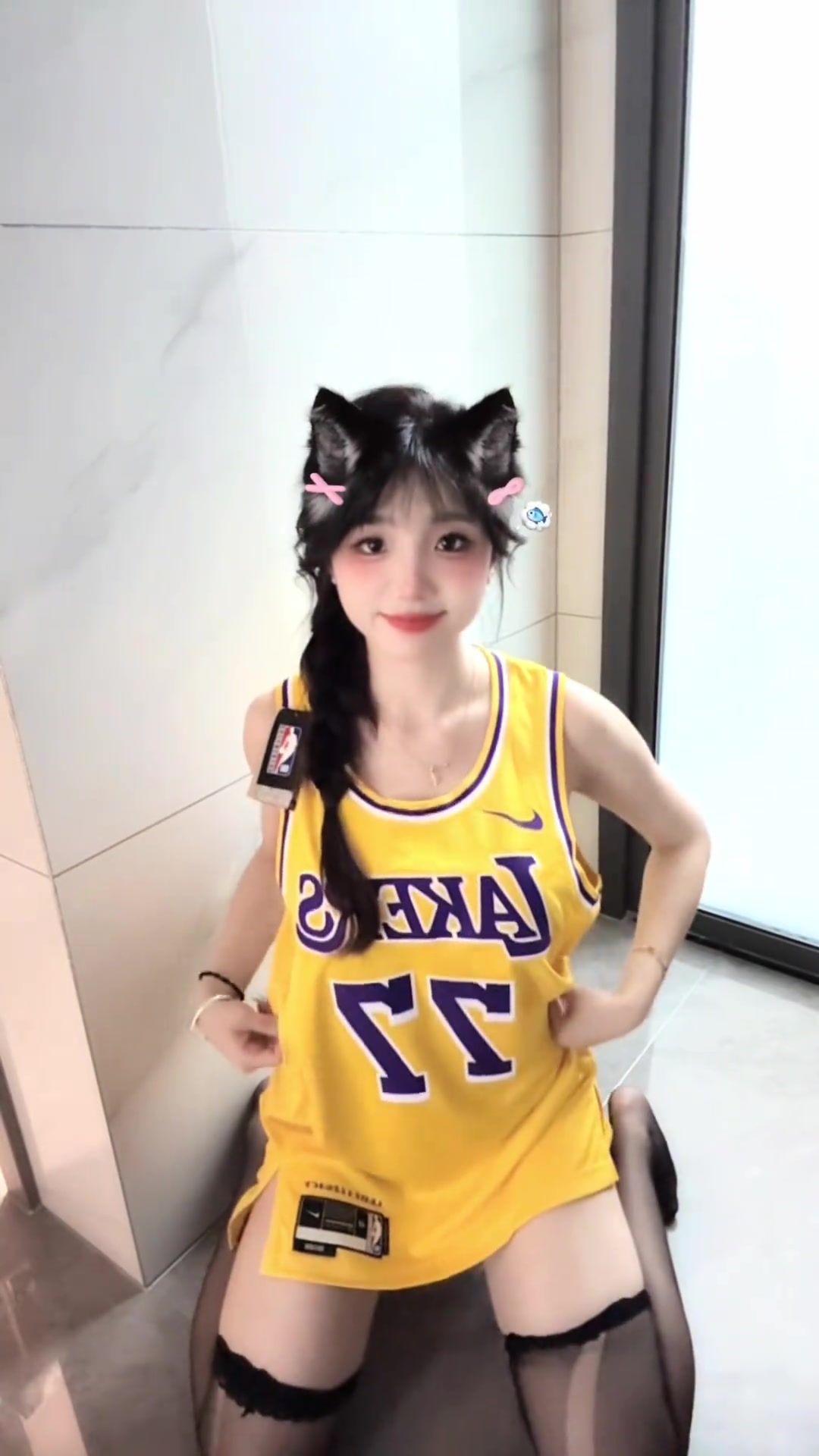 身材顶级美女博主宝贝77的湖人东契奇签名球衣到了