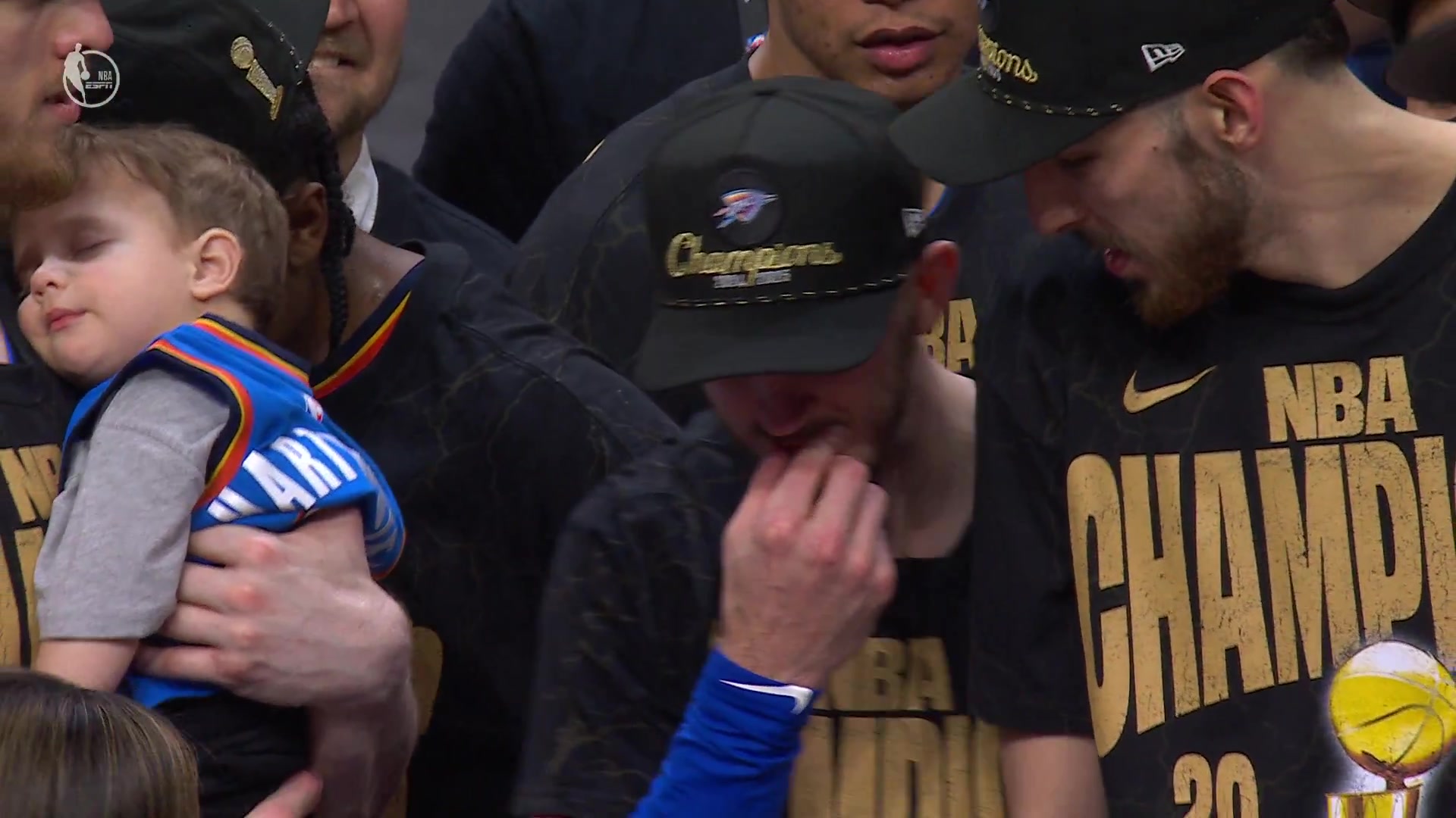 冠军基因夺生涯第二冠的卡鲁索颁奖仪式上接受全场球迷欢呼