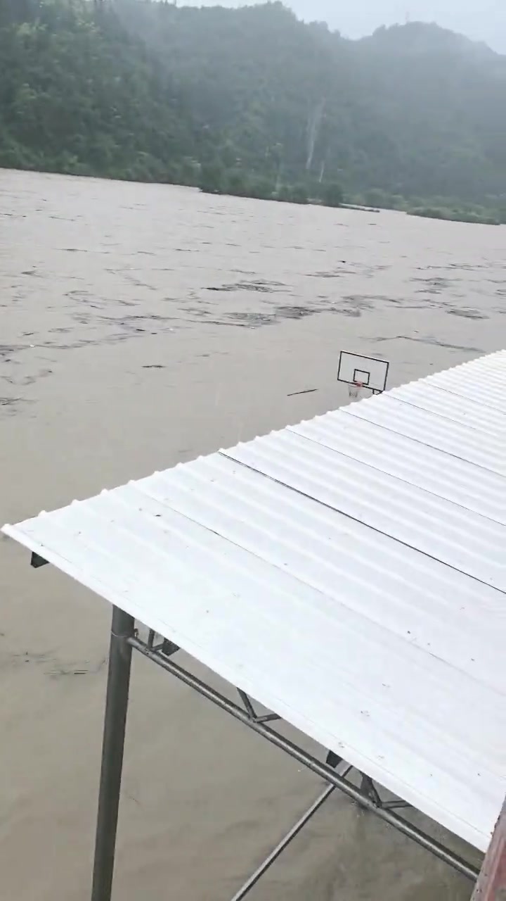 这场地只能是湖人和快船才能打比赛了吧