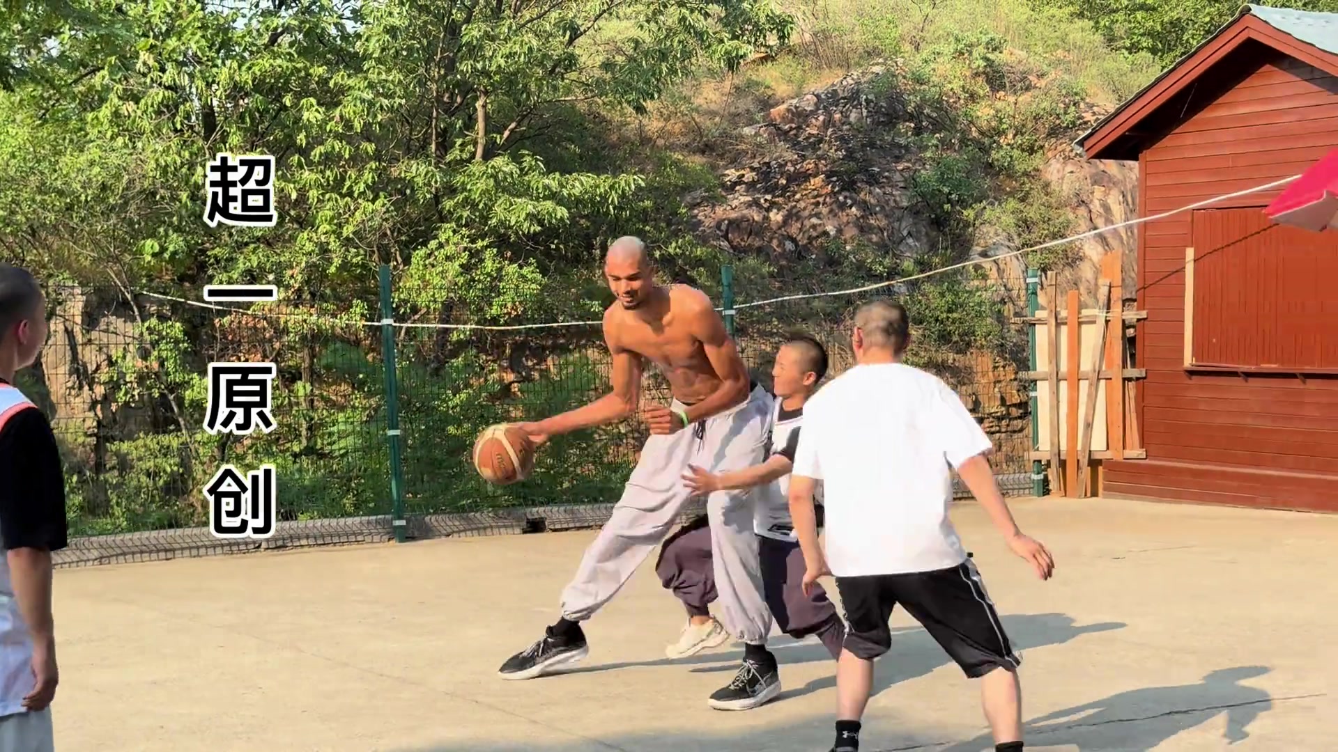 纯粹的开心文班在少林寺打球时的高清画面随手超级大帽