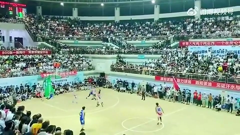 卧槽这也太坏了重庆一篮球赛中爆发冲突观众席竟有人往场内扔钢盆