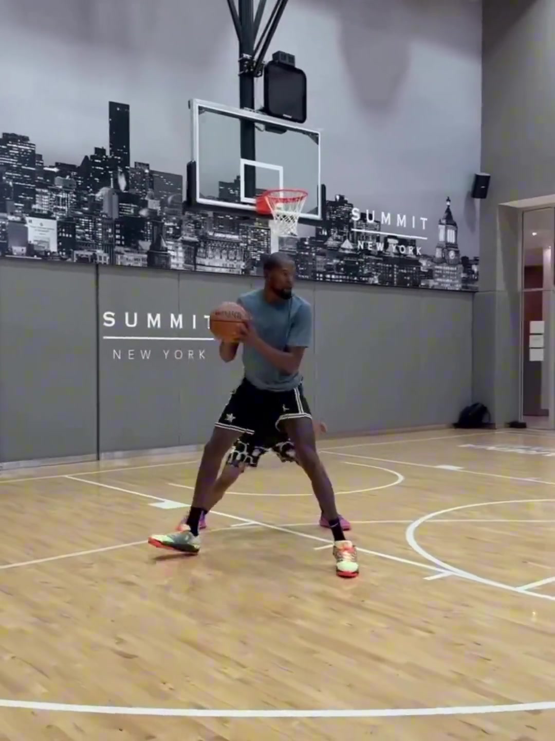 大小王恢复训练詹姆斯杜兰特近期在同一场地训练