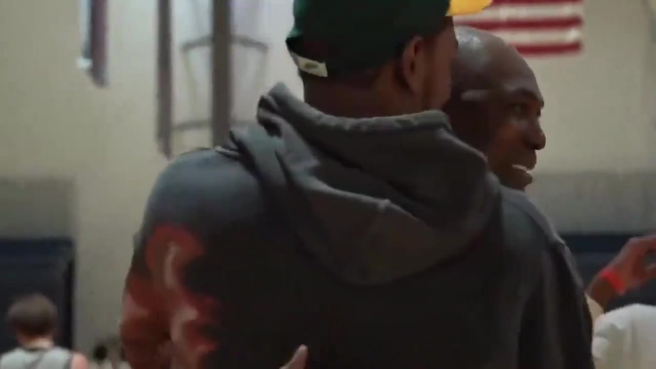 以后都是火箭名宿了杜兰特参加活动和奥拉朱旺激动拥抱