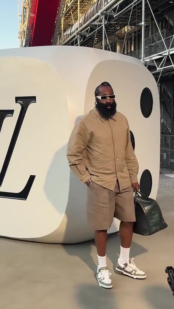 这是参展吗哈登带着小墨镜手提着LV包现身巴黎时装周