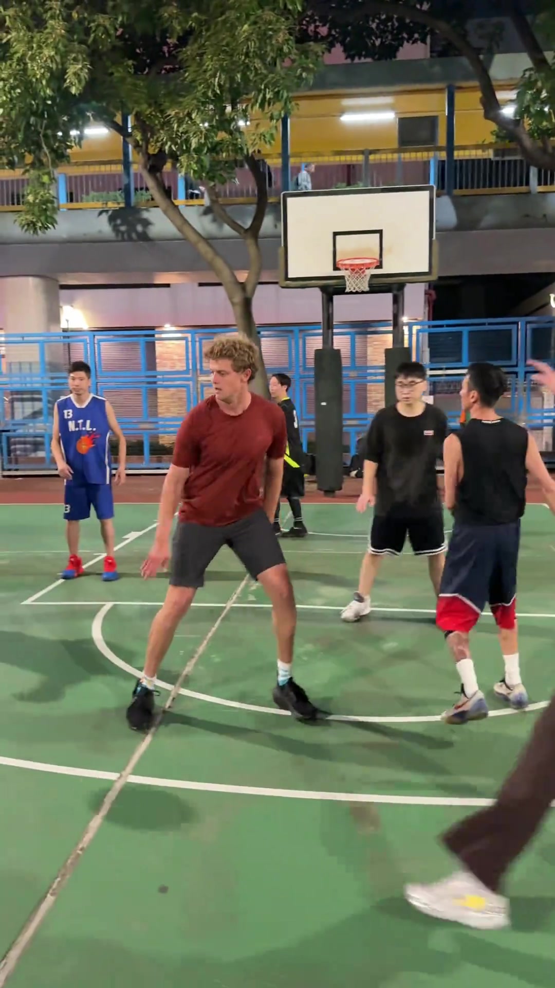 给他们上上对抗国产卡戴珊的肘子姐发文让我感受下欧美的防守