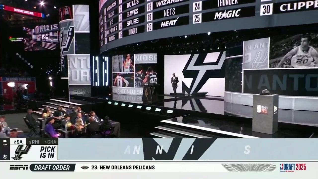 名宿之子五冠传奇罗恩-哈珀的二儿子小哈珀当选榜眼同萧华握手